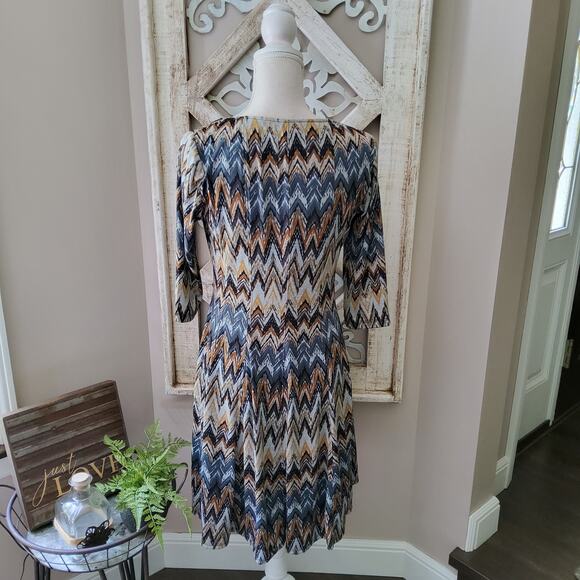 Rabbit Women's Petite 3/4 Sleeve Shift Midi Swing Dress Gray Gold Chevron Print - Picture 5 of 7
